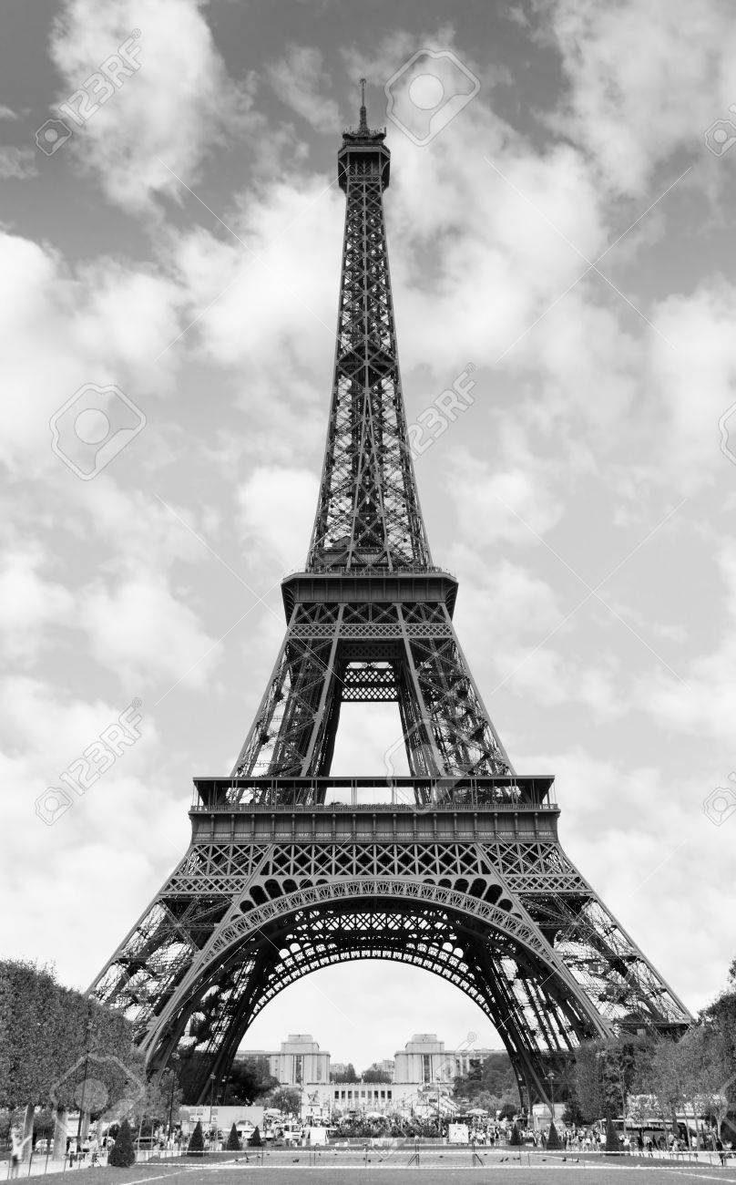 パリ、フランスのエッフェル塔。美品 藤城清治「日本の愛唄歌3月 朧月夜」レフグラフ 直筆サイン入 楽譜付。黒と白のイメージの写真素材